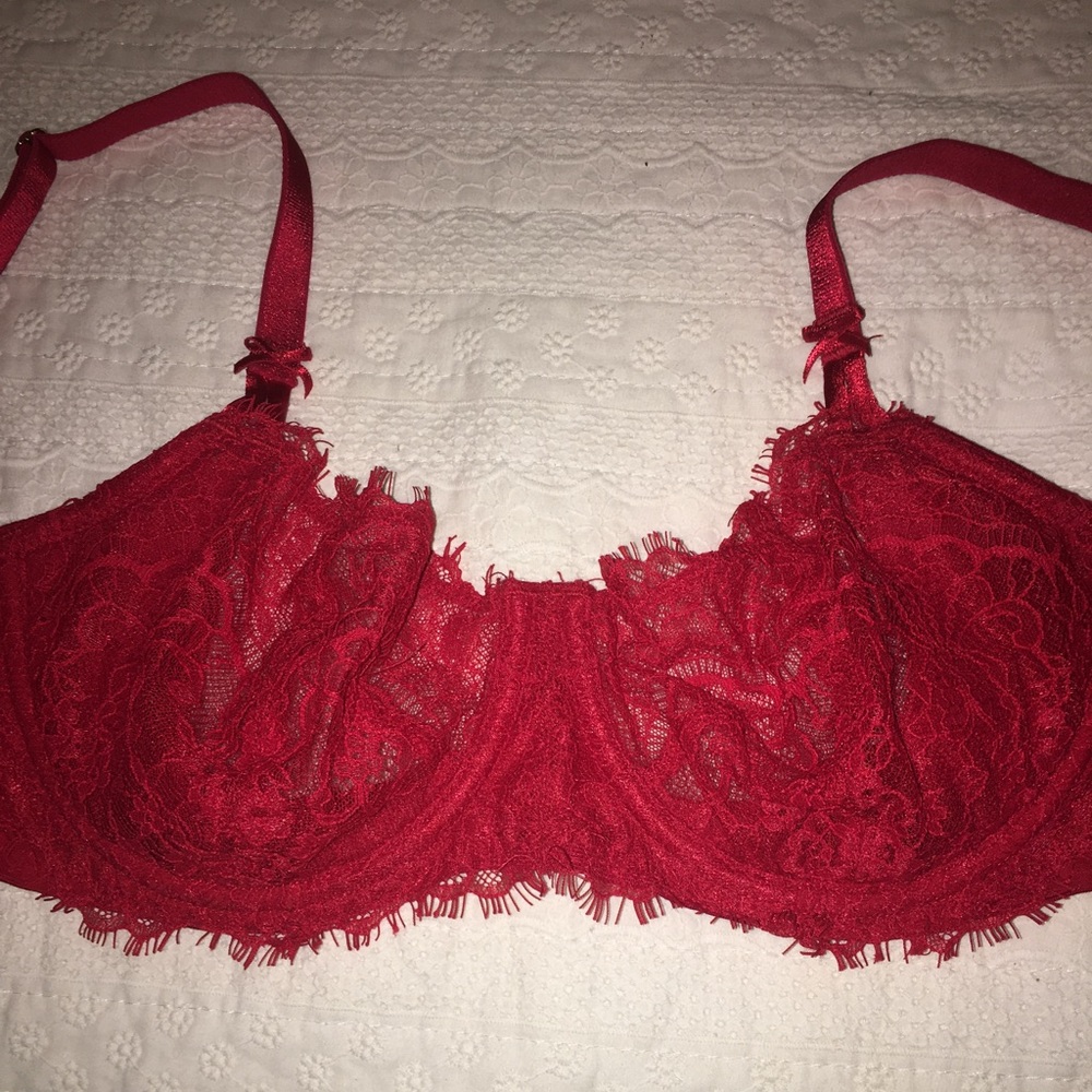 LACE VICTORIA’S SECRET BRA